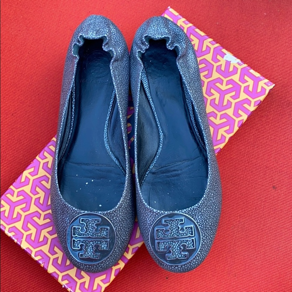 TORY BURCH REVA STINGRAY LEATHER SMOKE 044